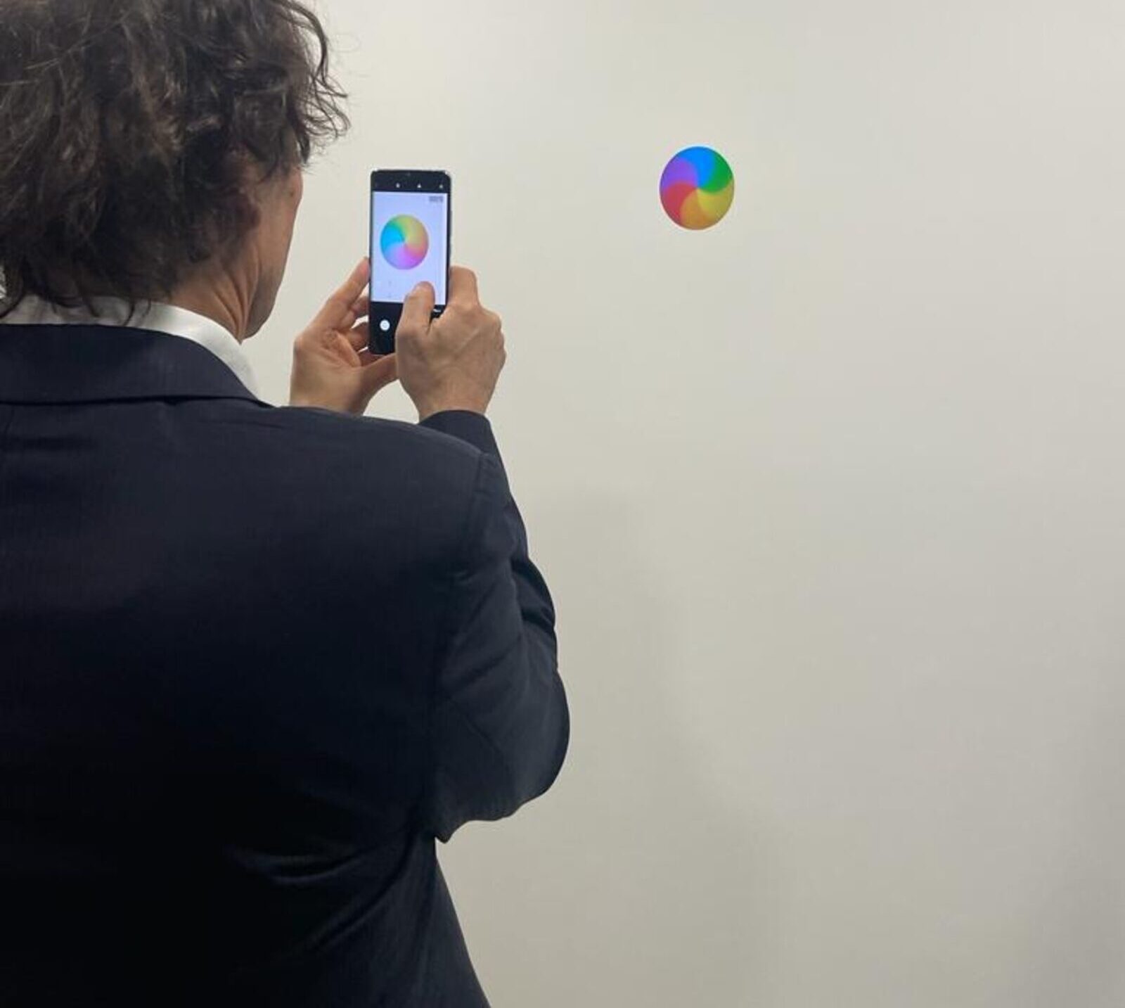Besucher fotografiert Philipp Messners Spektralrad